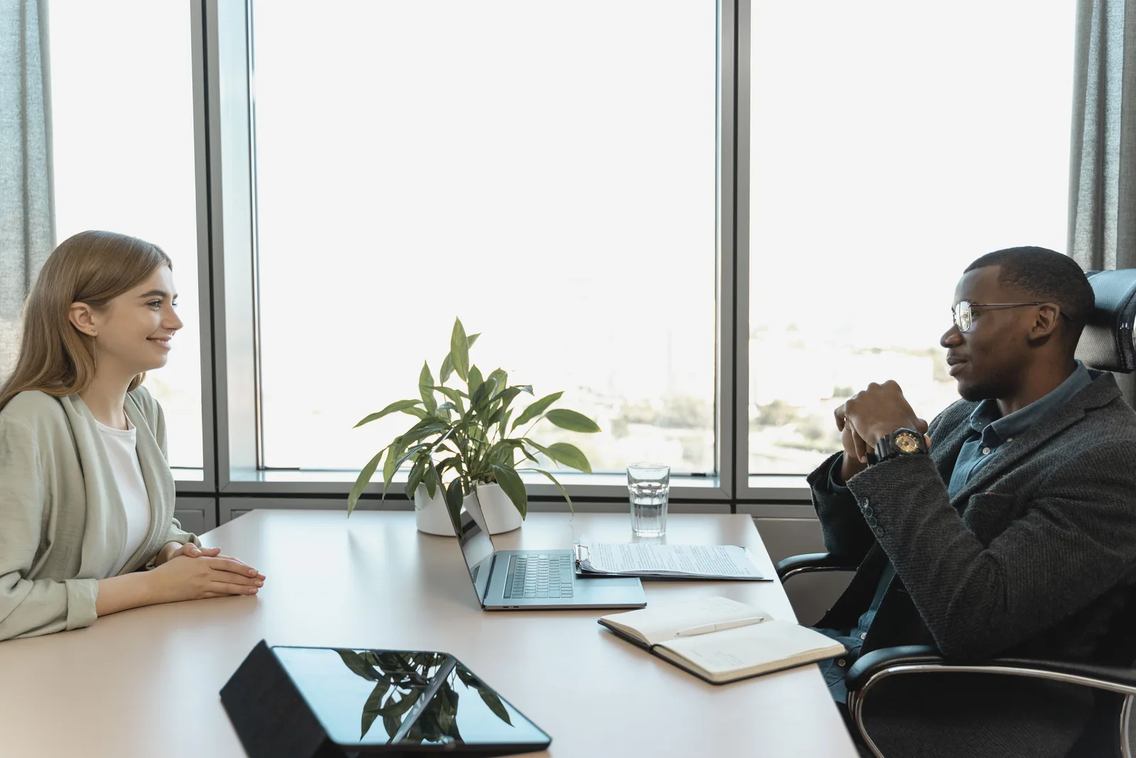 A job seeker meeting with a recruiter
